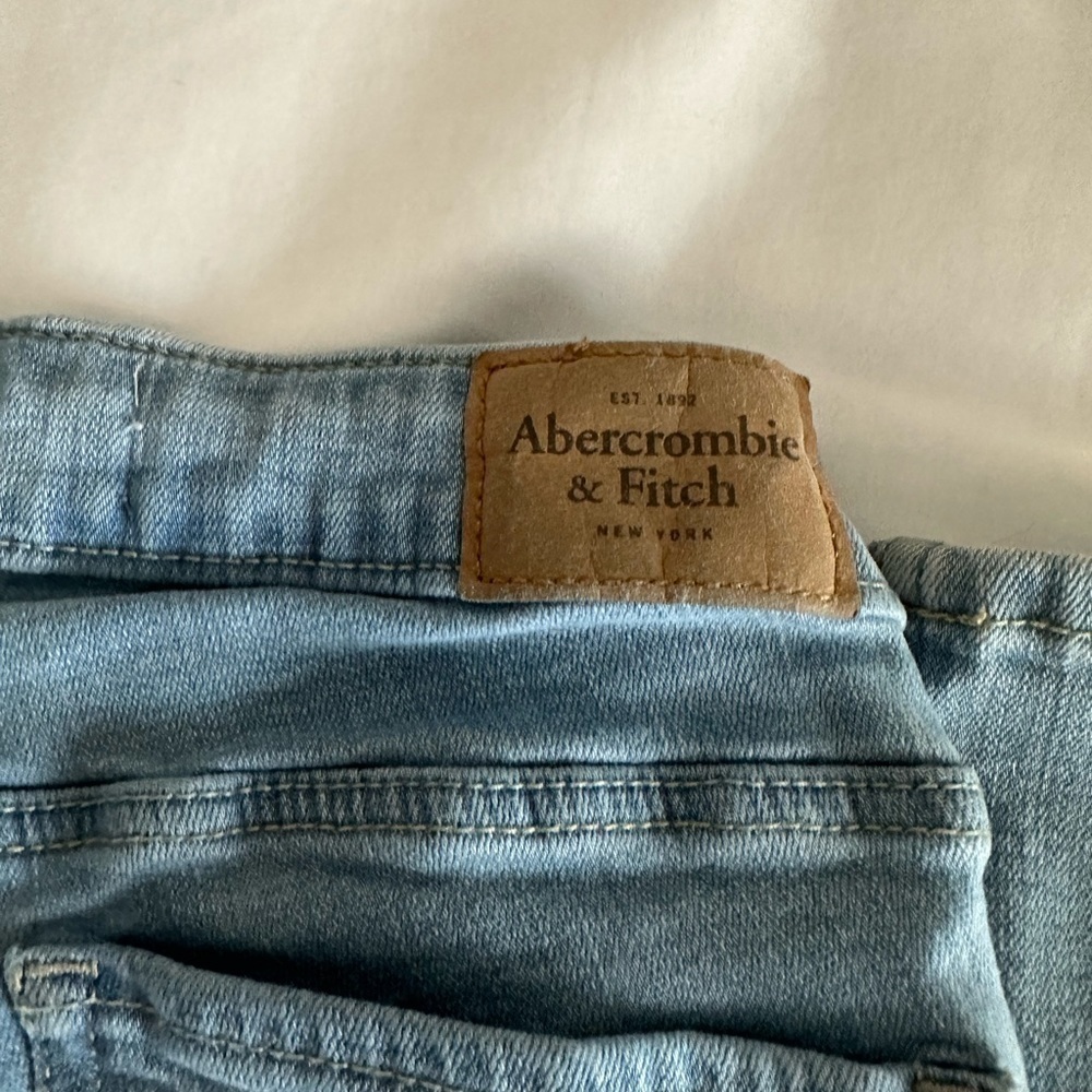 ABERCROMBIE and Fitch Light Wash Jeans - Picture 7 of 7